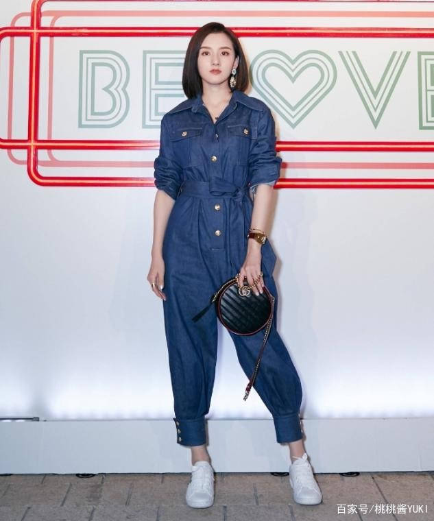 个性 宋祖儿这气质我服了，素颜穿“奶奶裙”走机场，把土味穿出时尚感