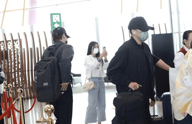 灰白色 刘恺威不愧是“叔圈典范”，机场同框魏大勋也不输气质，成熟稳重