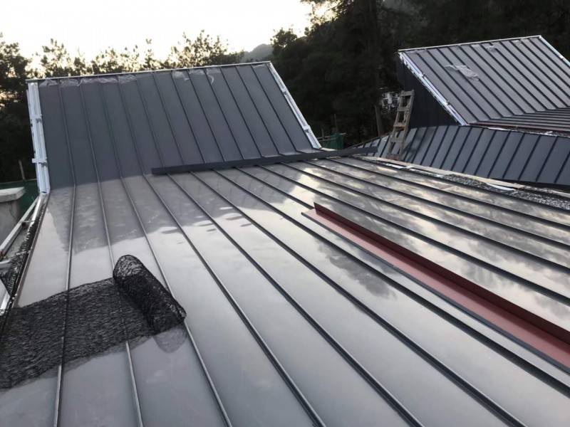 屋面安装铝镁锰板后必须及时清除屋顶上的残留物