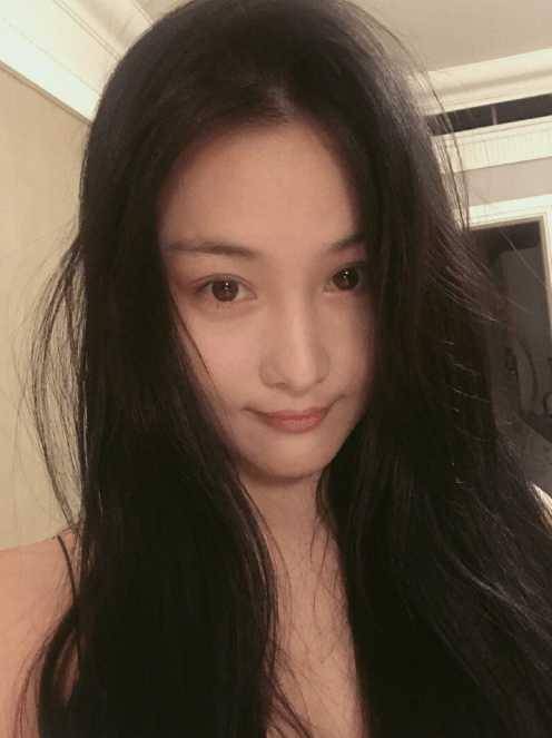 进行女人“素颜”好看是有原因的，当看到张馨予用的面霜后，恍然明白
