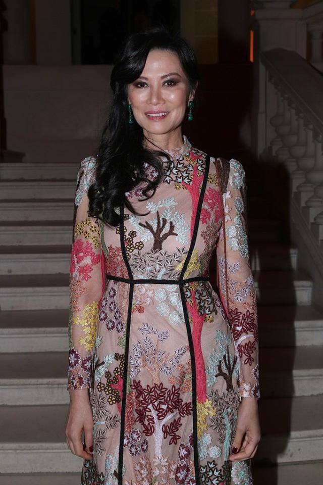 黑色 邓文迪的“名媛裙”挺提气质，时尚又端庄，霸气十足展现个性