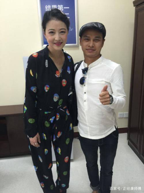 漂亮 周海媚打疫苗被拍，素颜不像有50多岁的，戴口罩也遮不住她的美！