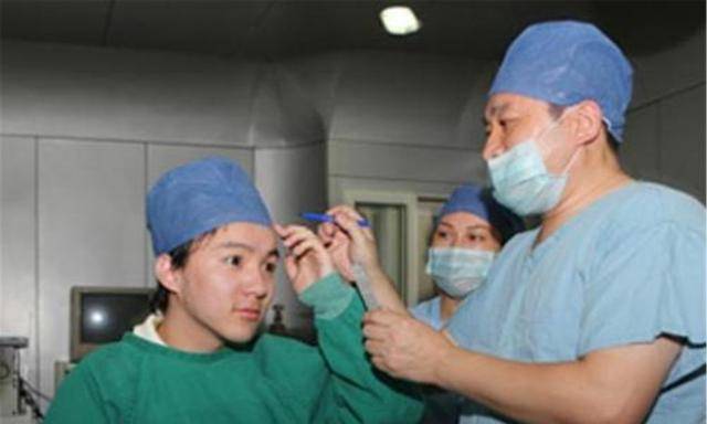 头皮|童星“三毛”因剃光头损坏毛囊，头顶缝300多针，现帅到认不出