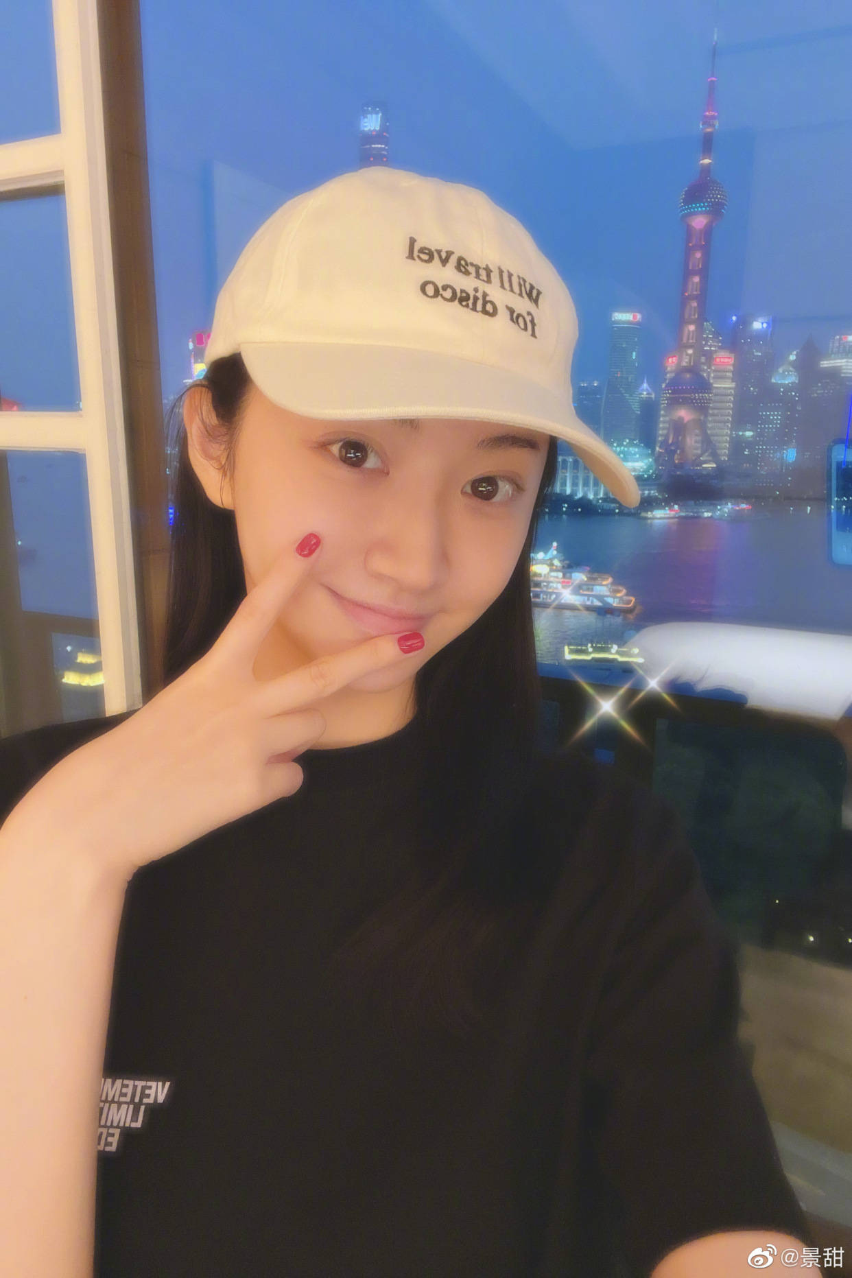 因为女明星拍照的两种状态，摆拍妆容精致还精修，自拍素颜且直男角度