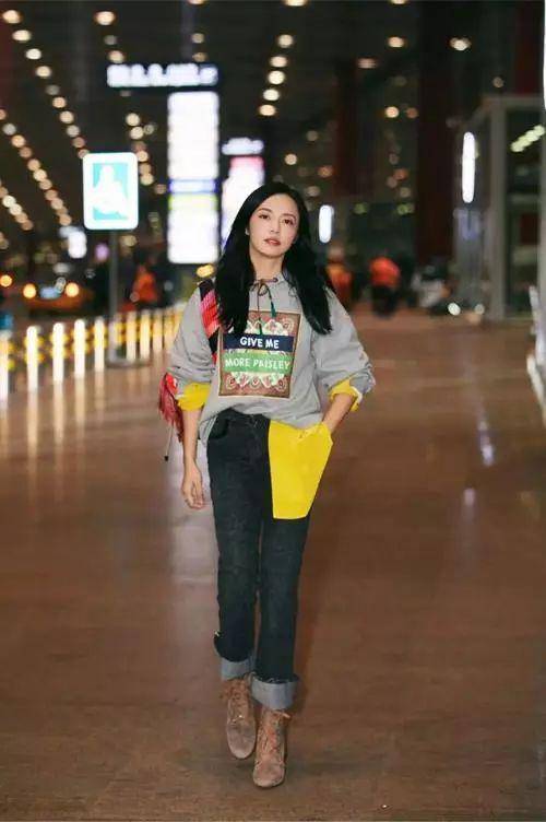 颜色|姚晨印花卫衣搭配牛仔裙，少女感十足！