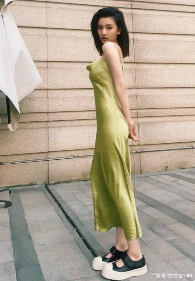 个性 宋祖儿这气质我服了，素颜穿“奶奶裙”走机场，把土味穿出时尚感