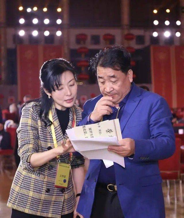 漂亮 周涛被刻意美化成气质女神,素颜很大众并不漂亮,就是普通老人!