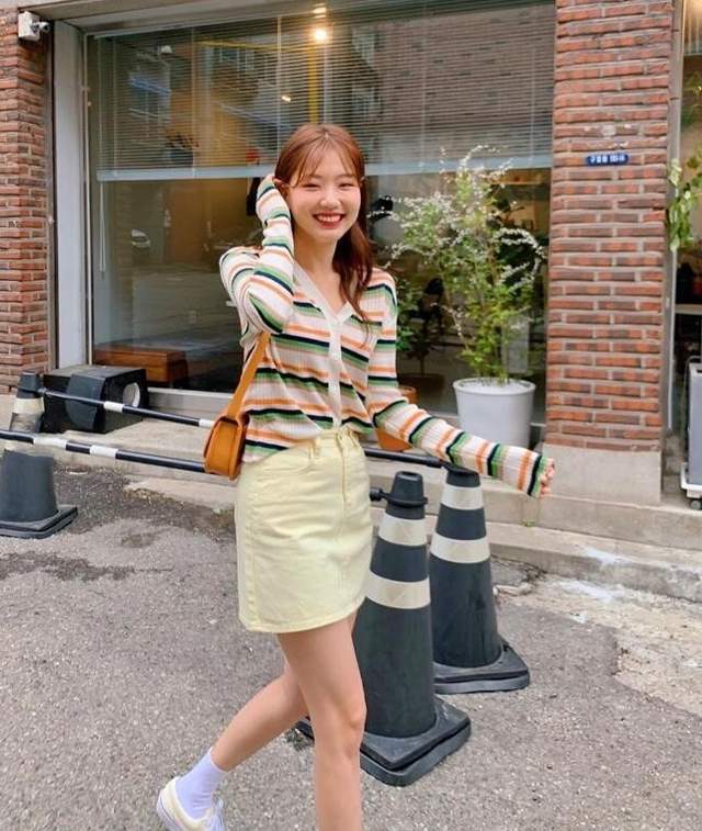 时尚走活力少女路线的ins博主 穿搭格外偏爱浅色和亮色系