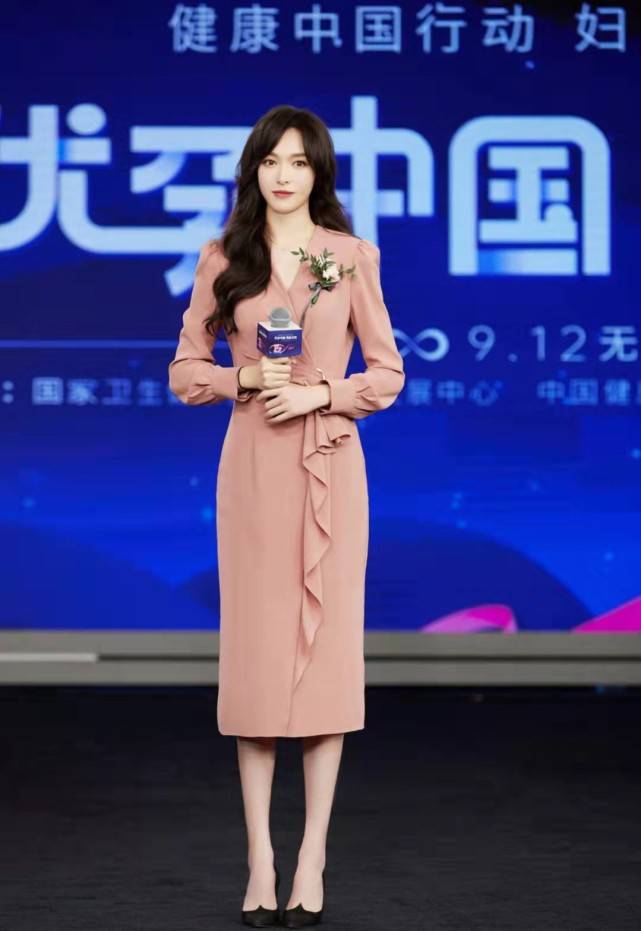 身材 唐嫣放下巨星架子！穿休闲装接女儿放学，娃才一岁多就到妈妈膝盖
