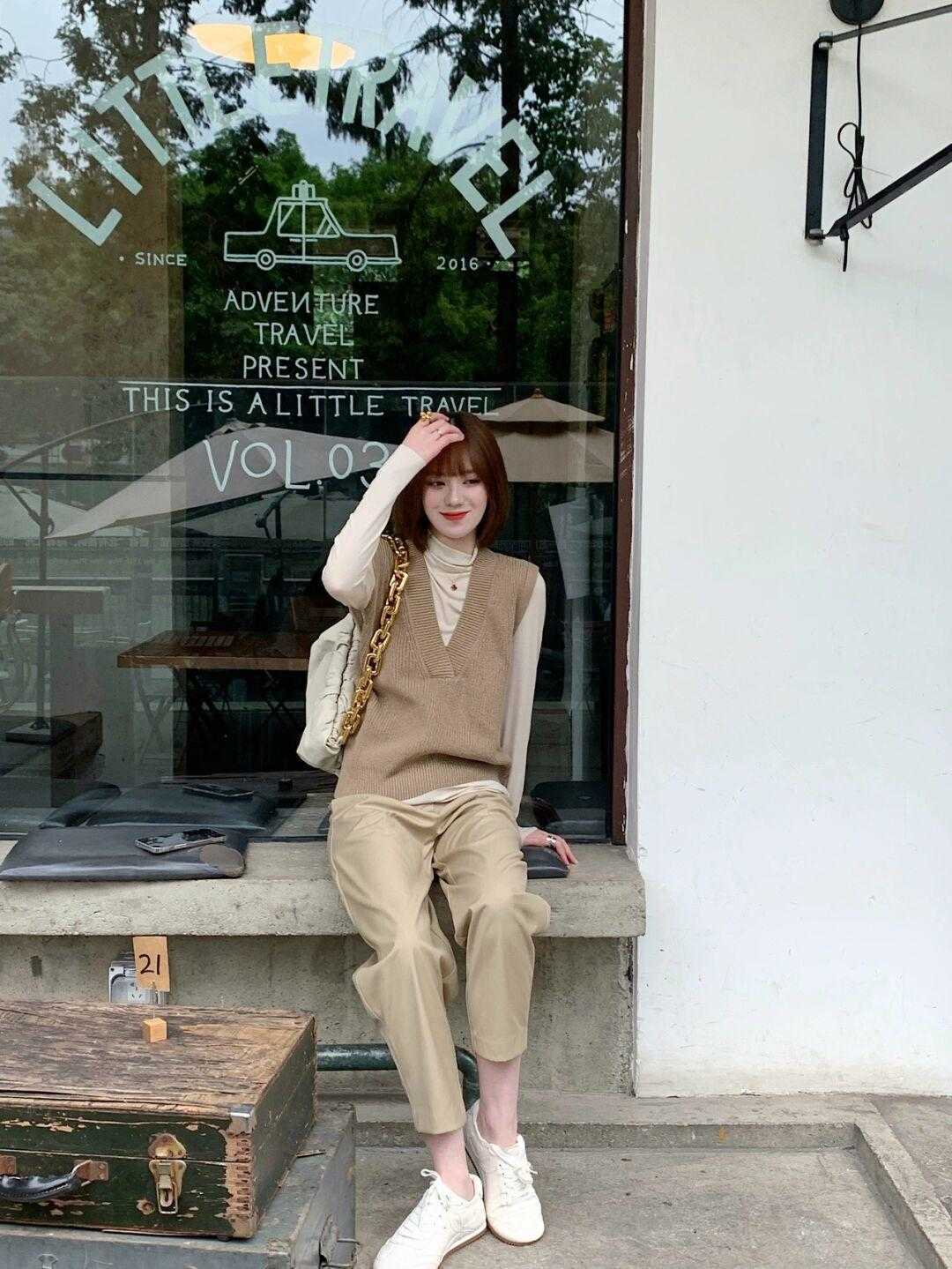 马甲 适合30岁普通女性的日常通勤风，针织马甲搭配直筒裤，简约又大方