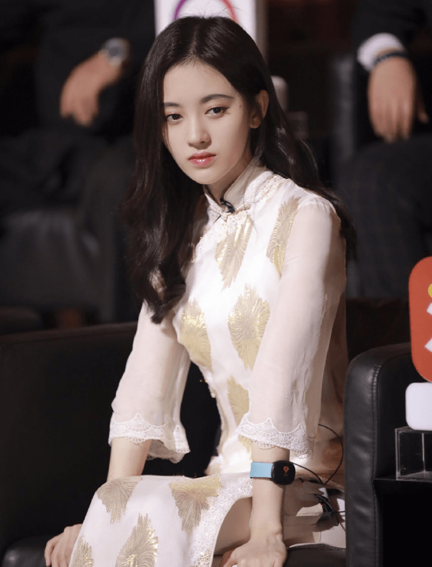 身材 被邱淑贞女儿惊艳到了，穿印花旗袍优雅又显贵气，身材好确实抢镜