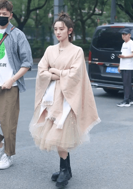 设计|当妈的唐艺昕少女模样不变，气质却越来越贵妇，披裸色披肩好优雅