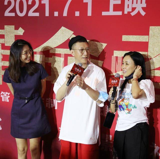 整体 孙红雷和妻子挺恩爱的，别看两人相差15岁，但意外的很和谐