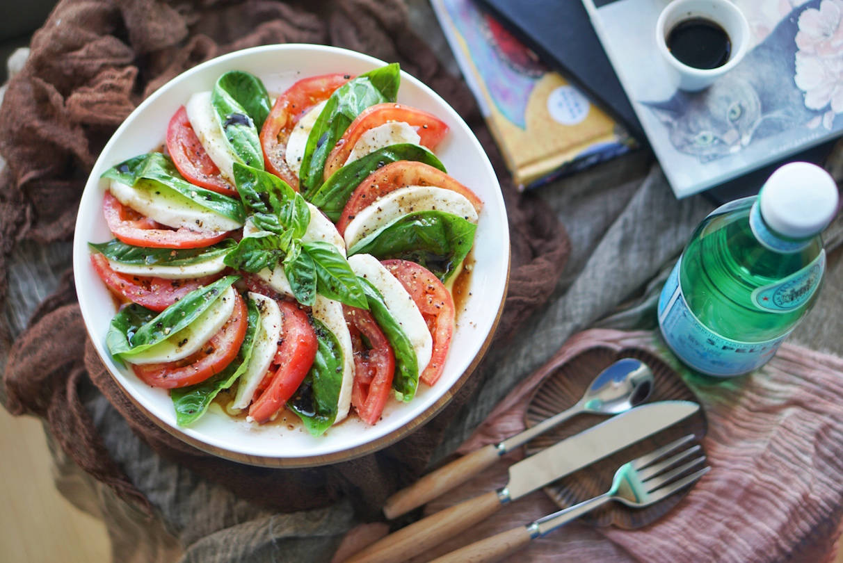 水牛奶酪就是我们经常吃的那种马苏里拉奶酪,洁白光滑,柔软弹滑,奶香
