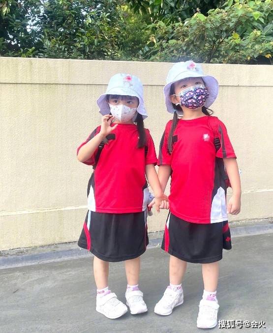 双胞胎熊黛林晒和孩子合照，妹妹小眼睛像父亲，双胞胎女儿长相大不同