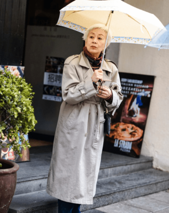 显得 学习上海老年人时尚打扮，简单大方的搭配，网友感叹超美！