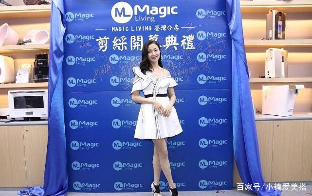 颜色 万绮雯和胡杏儿同框，相差9岁也看不出，这保养得真挺到位