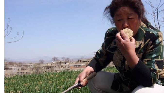 樊大妈|村妇50年吃了5吨土,从小把土当零食吃,医生说了3个字