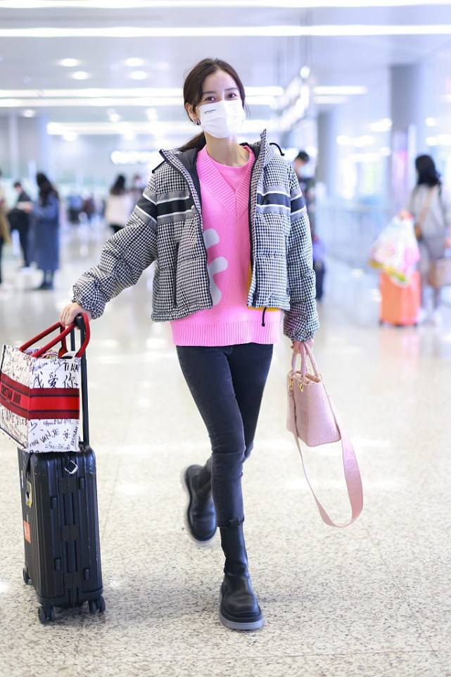 整体 Baby的衣品有点下降，穿的虽然接地气，但是却带着一种清新感