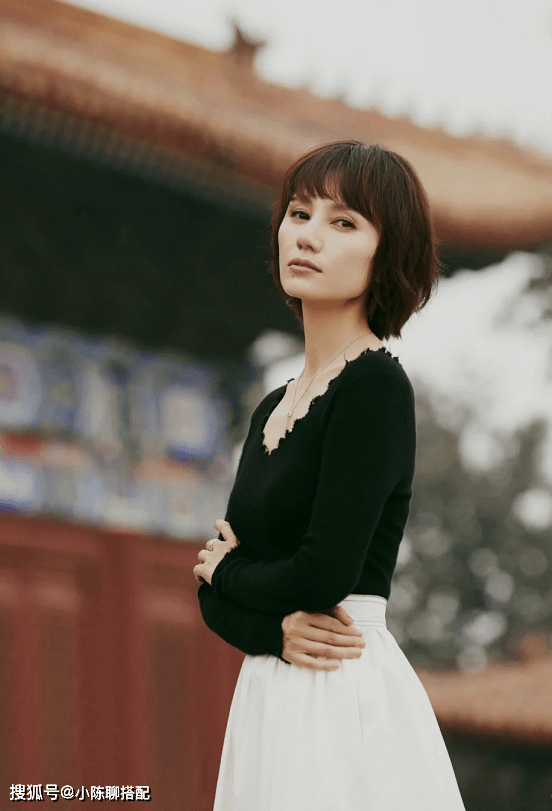 鱼尾 穿过膝裙你真的选对上衣了吗？气质女人这样穿，时髦还优雅