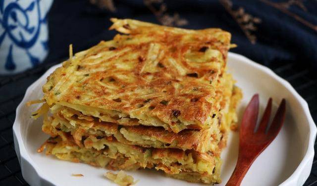 做法|土豆丝换种做法,简单4步做成懒人早餐,酥脆又好看