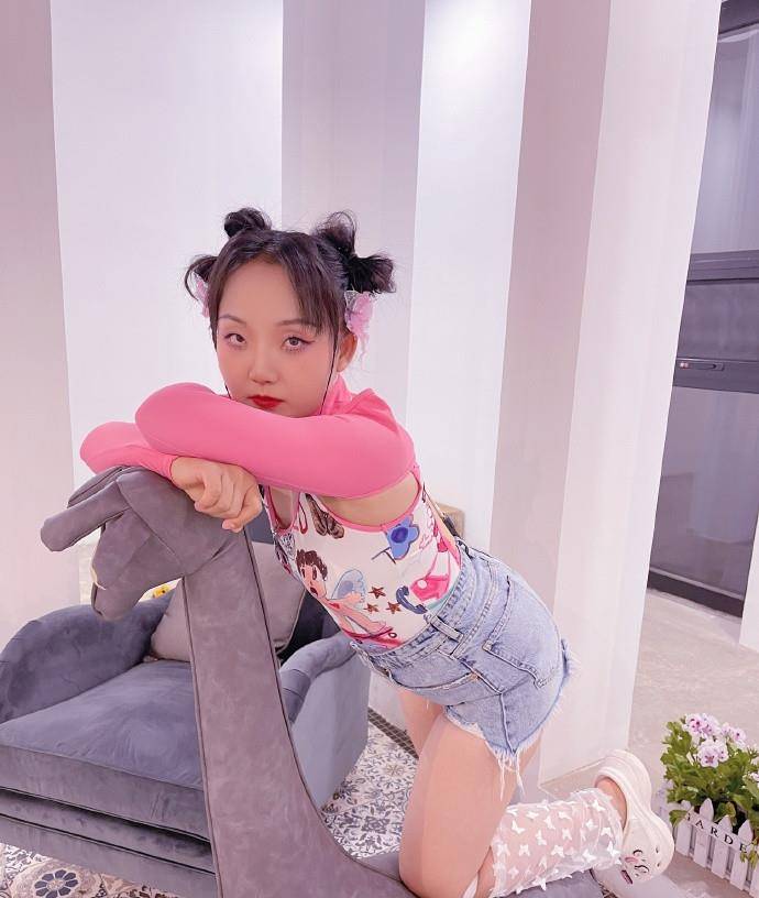 粉色 辣目洋子又“辣眼”了，模仿女团穿热裤真大胆，还真像个idol的样