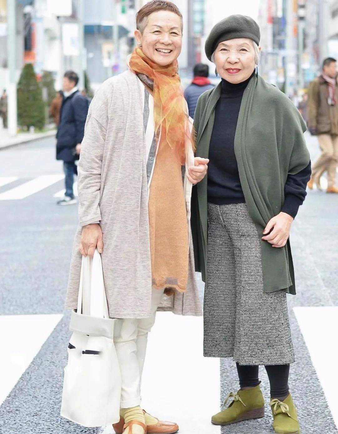 黑色 女人年过60岁又怎样？瞧“日本大妈”多爱打扮！自信的女人最美