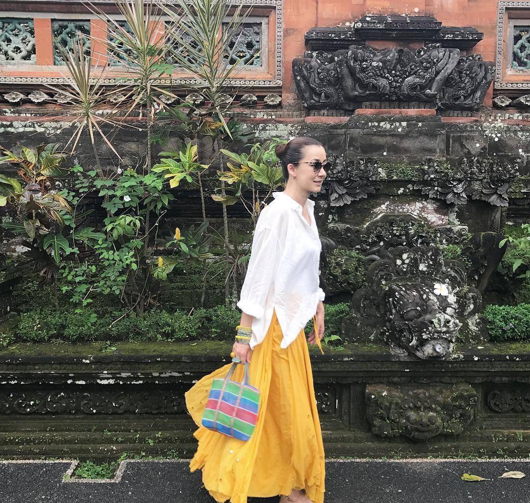 蓝色 女人过了60岁别穿得太花哨，这位日本大妈的搭配，简单时尚养眼