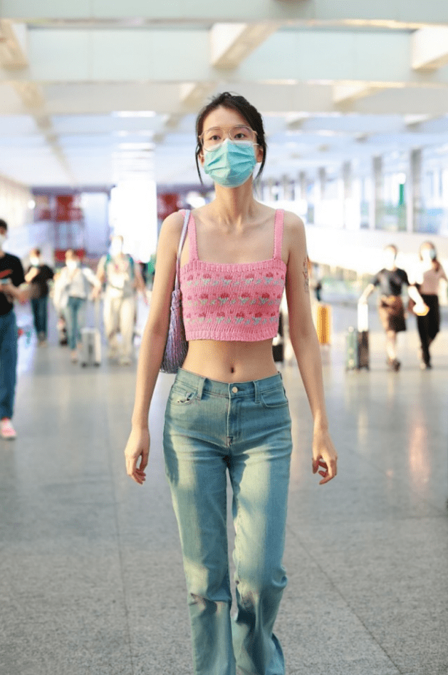 视觉 虽然乔欣还有乖乖女的样子，可穿搭还挺“辣妹”的，短上衣太抢镜