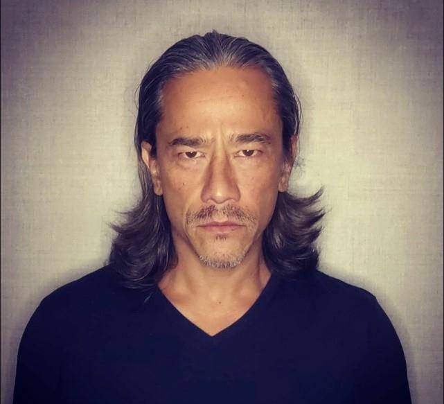 港星吴耀汉儿子近况曝光,胡子拉碴头发花白,不结婚不工作惹争议