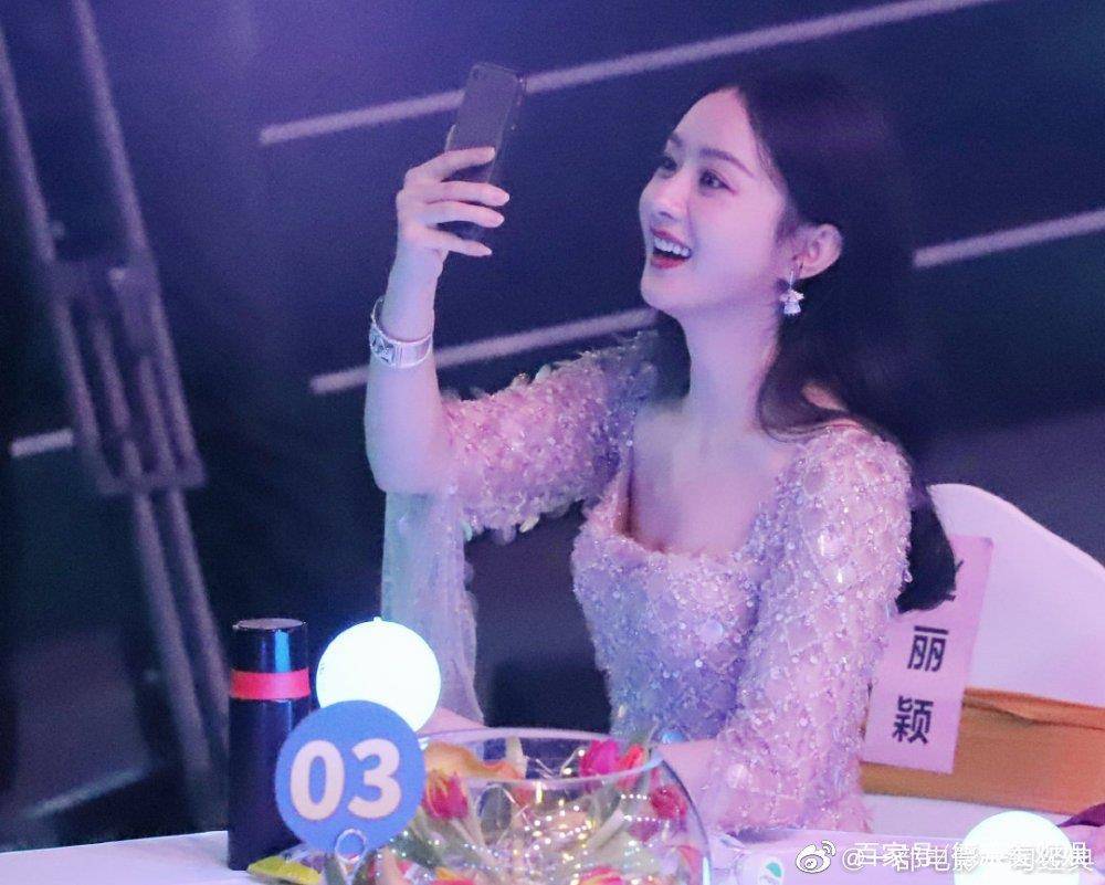 胡杏儿 大湾区中秋晚会：温碧霞露肩妩媚，赵丽颖又仙又欲，舒淇惊艳全场