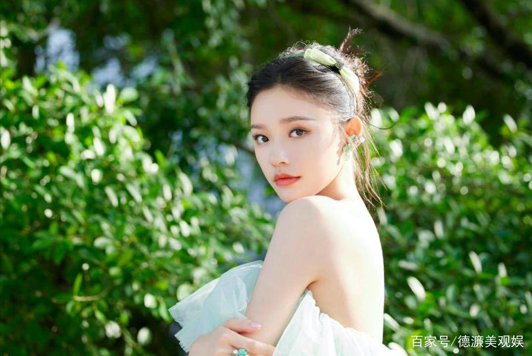 胡杏儿 大湾区中秋晚会:温碧霞露肩妩媚,赵丽颖又仙又欲,舒淇惊艳全场