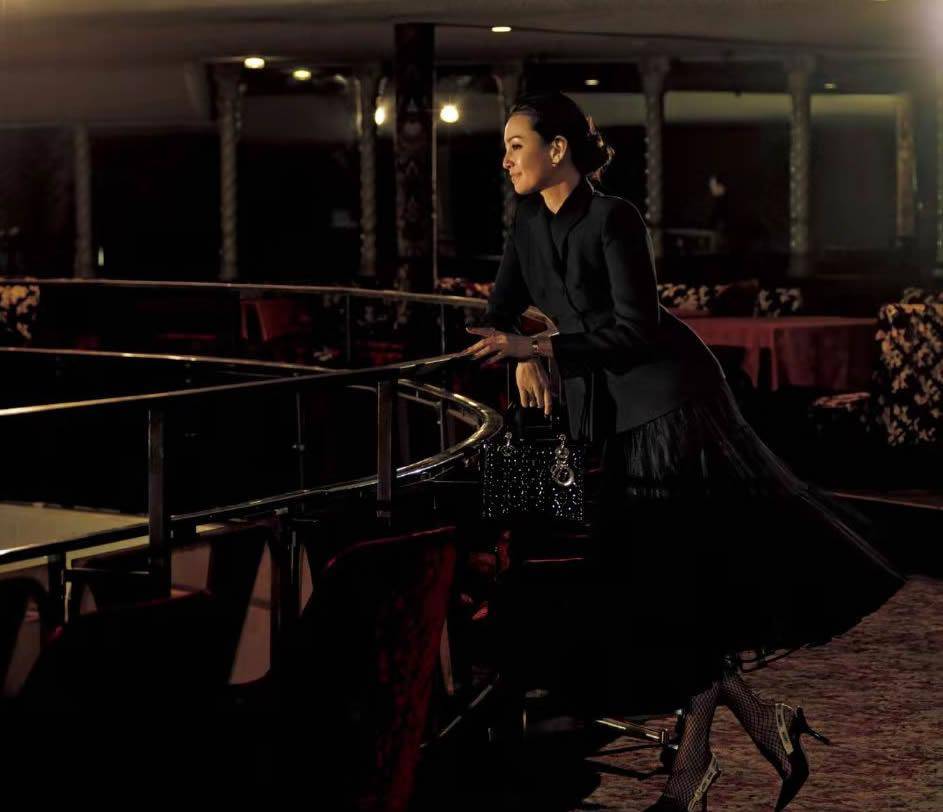 曲线 穿对黑色，我有一套！大女人风的“黑色穿搭”大赏，40+女人必学