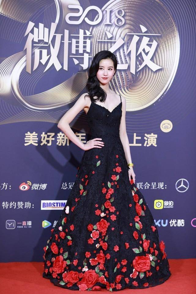 设计 “校园女神”到“冷艳小说女主”，陈都灵变化好大，穿黑裙显风采
