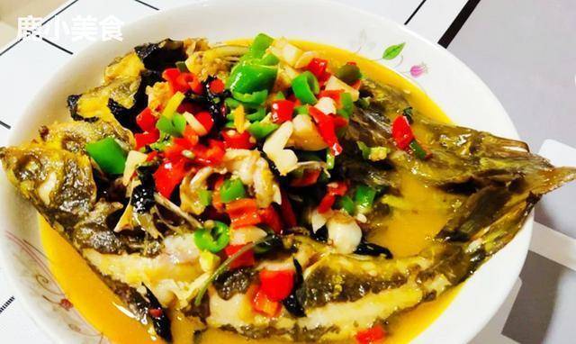 红焖黄骨鱼&材料:黄骨鱼,紫苏叶,青红辣椒,葱姜蒜,盐,白胡椒粉,料酒