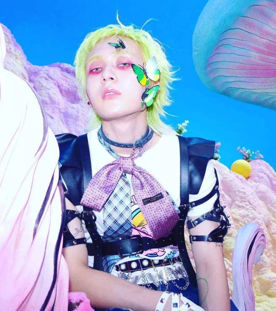 lisa金晓钟造型太离谱，lisa被嘲发际线堪忧？