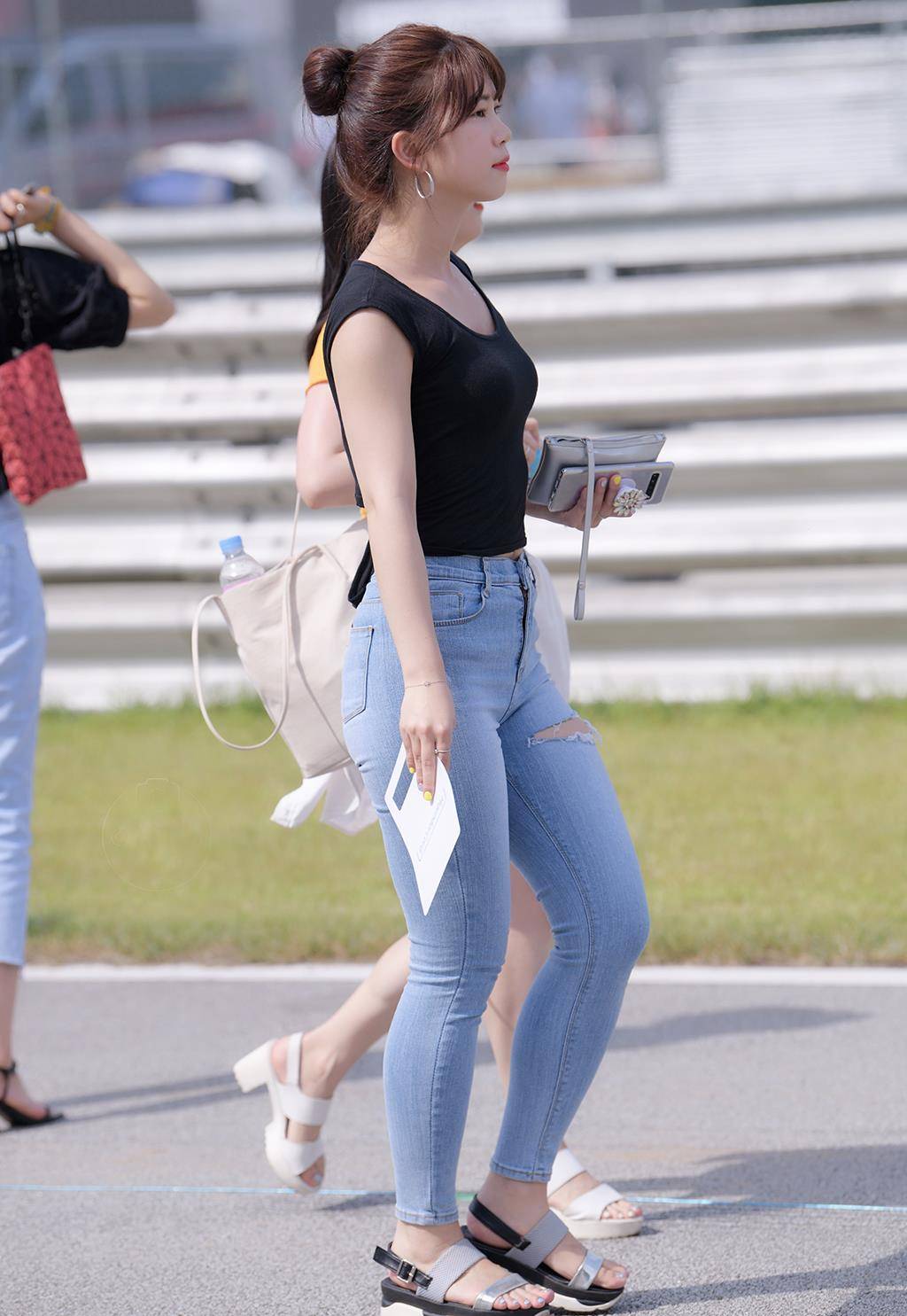身材 梨形身材，通过牛仔裤也能穿出大方的美，配短款上衣，清凉又时尚