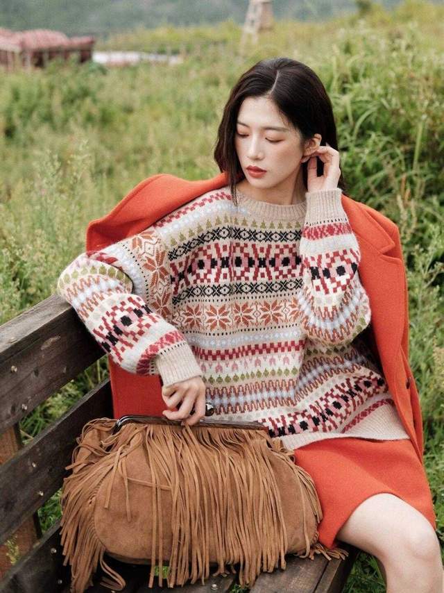 显得 秋天，针织衫上身显得超级温柔，适合30岁+的女生，气质又迷人