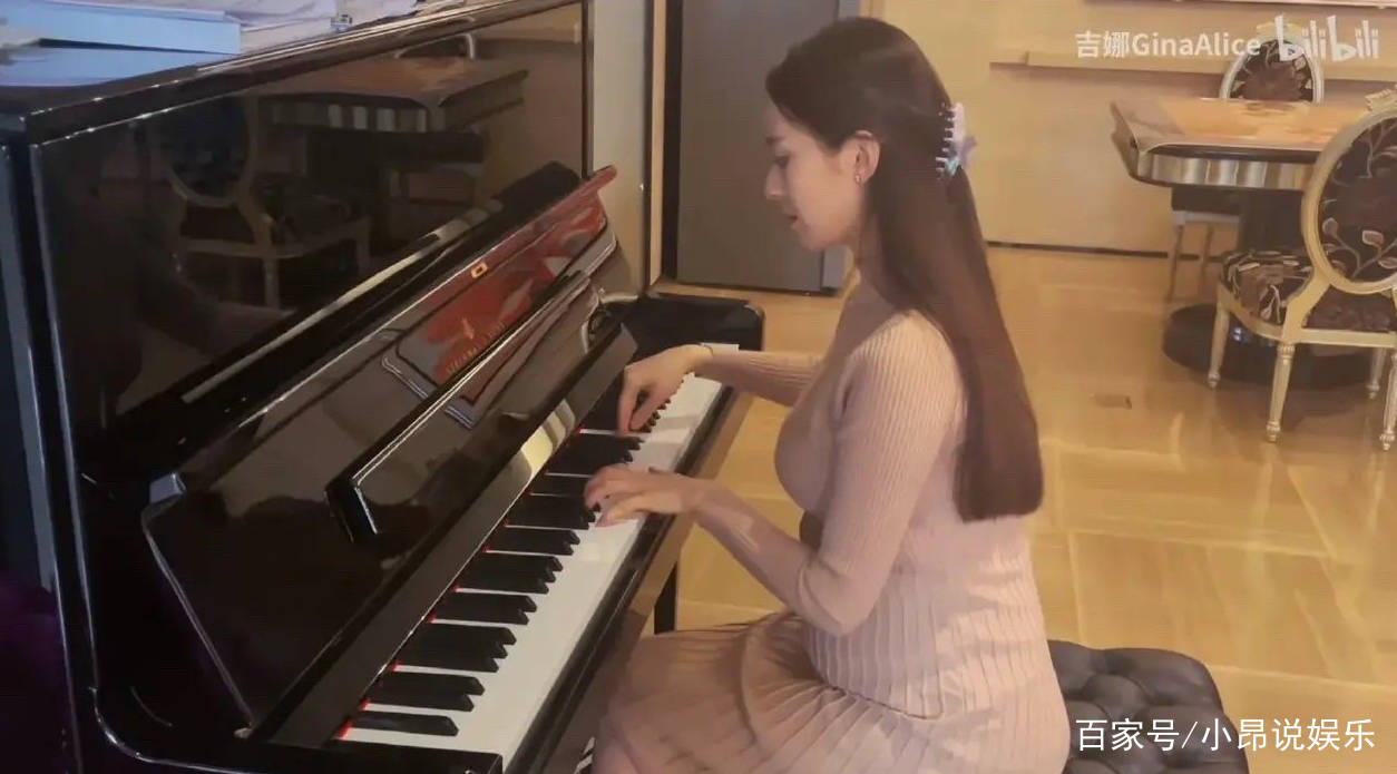 郎朗官 产后就不秀身材了？吉娜宽松外套挡腰线，紧身牛仔裤暴露真实身材