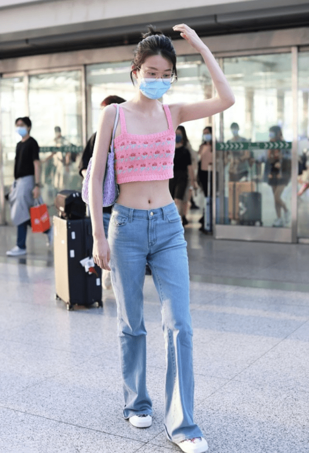 视觉 虽然乔欣还有乖乖女的样子，可穿搭还挺“辣妹”的，短上衣太抢镜
