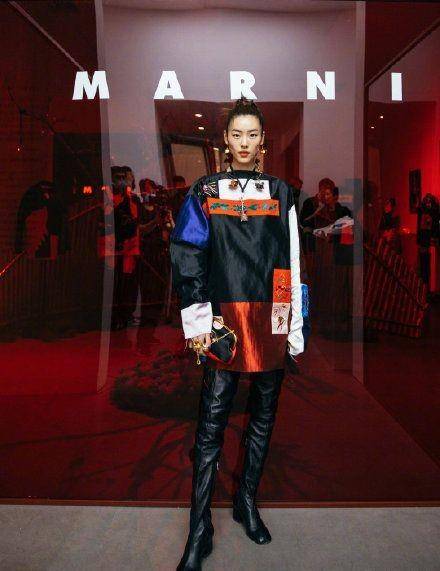 设计 意大利品牌跨界苗族设计,刘雯化身苗寨少女,国潮燃起来不得了