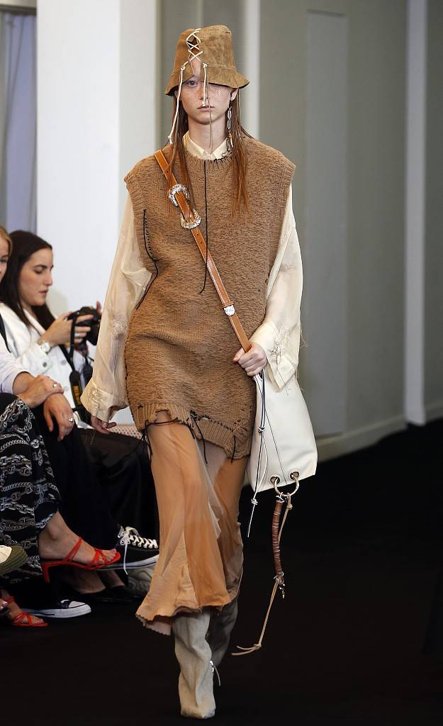 形象 国庆试试针织马甲穿搭，变成街头时尚达人，穿法多样还能降低年龄