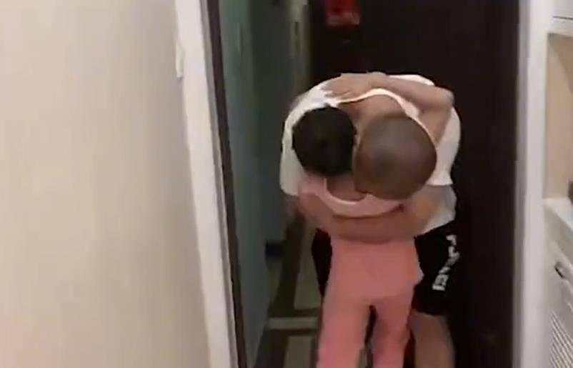 父女|安徽一女儿开门突然看到5个月没回家的爸爸，女儿的反应看哭网友