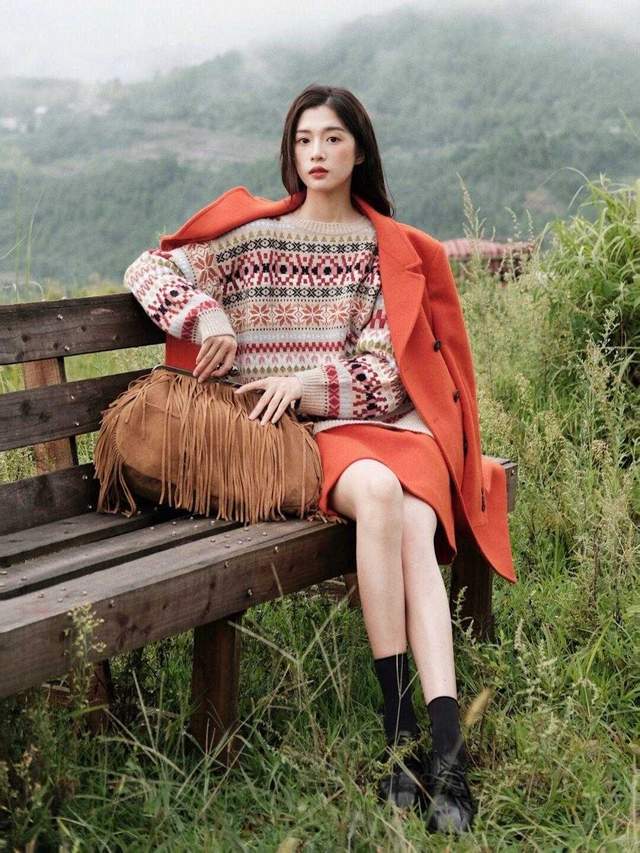 显得 秋天，针织衫上身显得超级温柔，适合30岁+的女生，气质又迷人