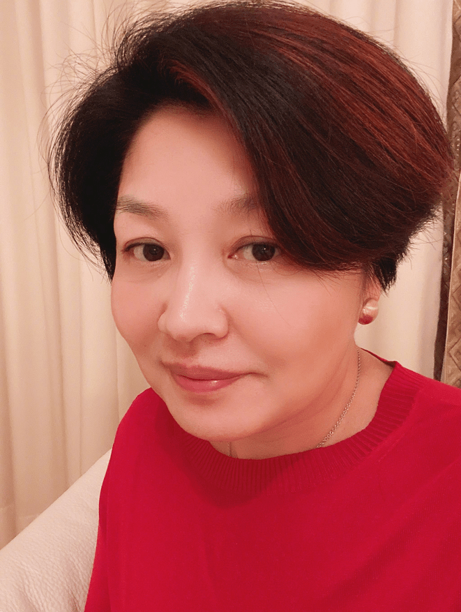 形象 哈文和女儿的状态真不错，一个染红发潇洒大气，一个似时尚博主