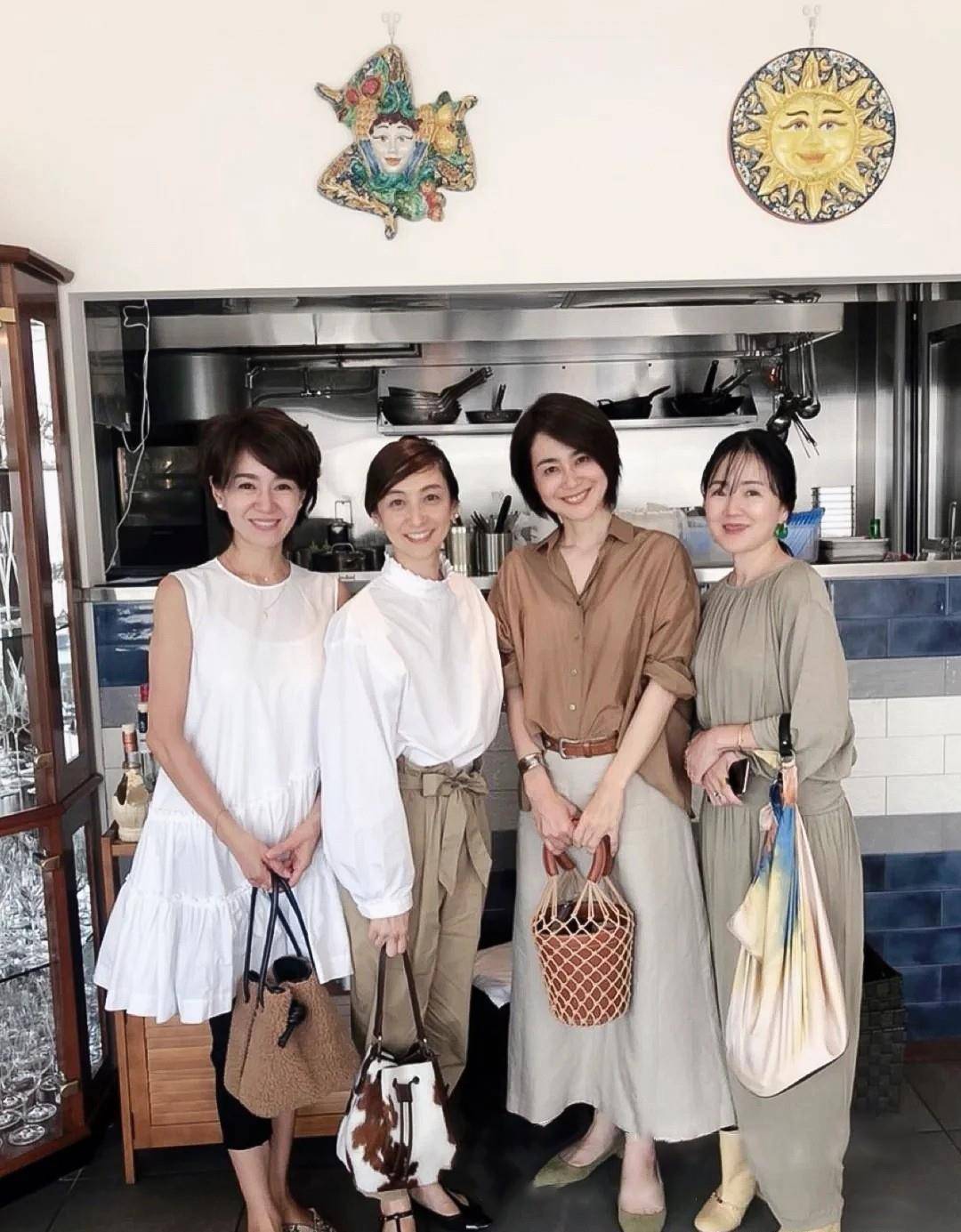 主妇 女人腿粗屁股大，尽量别总穿黑裤子！瞧日本主妇这样，时髦又好看