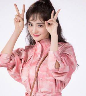 棕色 清新有活力的半扎发,半扎起的丸子头清爽干净,十分的甜美迷人