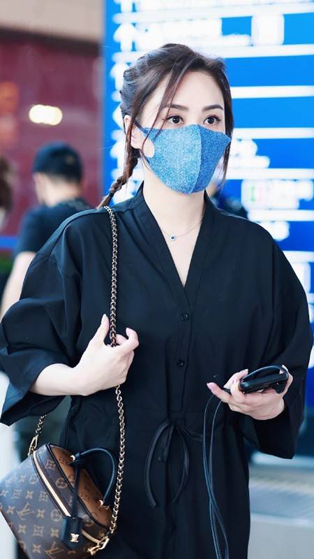 视觉 阿娇的40岁也太美好了,一身黑打扮虽很简单,气质高级比少女耐看