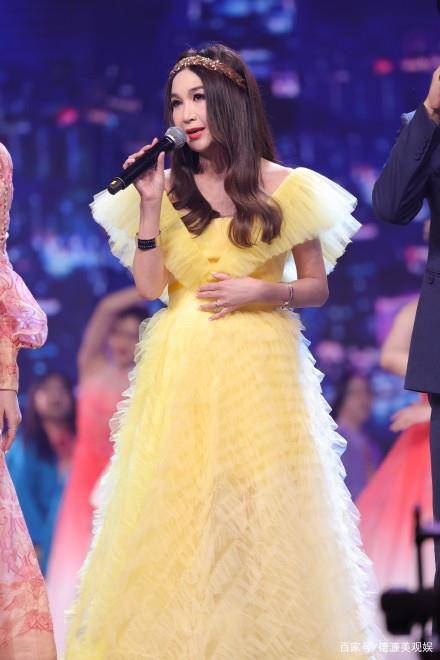 胡杏儿 大湾区中秋晚会：温碧霞露肩妩媚，赵丽颖又仙又欲，舒淇惊艳全场