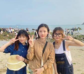 化妆品小霸宠首次透露素颜直播原因，审美跟大家不同，觉得满脸痘很好看